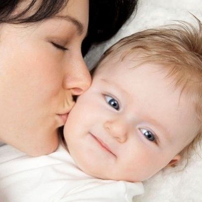 Δείτε τι κακό μπορεί να προκαλέσει σε ένα μωρό, ένα αθώο μητρικό φιλί στο αυτί!