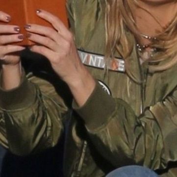 Sexy mamma! Η δημοφιλής ηθοποιός πανηγυρίζει για τον γιο της στην κερκίδα!