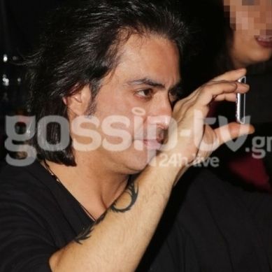 Διονύσης Σχοινάς: Πρώτο τραπέζι στην γυναίκα του με το κινητό στα χέρια