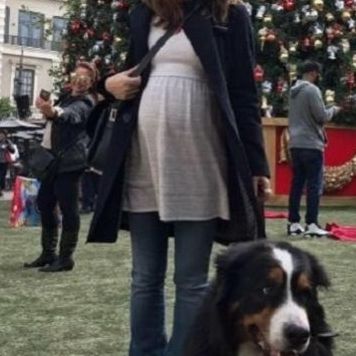 Με φουσκωμένη κοιλίτσα ποζάρει μπροστά στο τεράστιο χριστουγεννιάτικο δέντρο