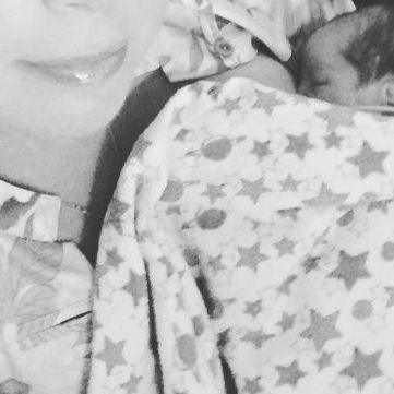 Η πρώτη φωτογραφία με τη νεογέννητη κόρη της!