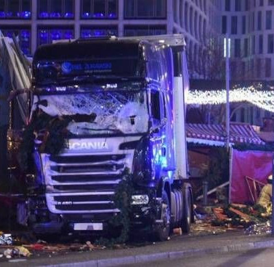 Βερολίνο: Φορτηγό σκόρπισε τον τρόμο σε χριστουγεννιάτικη αγορά του Βερολίνου