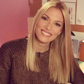 Βίκυ Καγιά: Η ερωτική εξομολόγηση στον σύζυγό της και το καυτό φιλί (εικόνα)