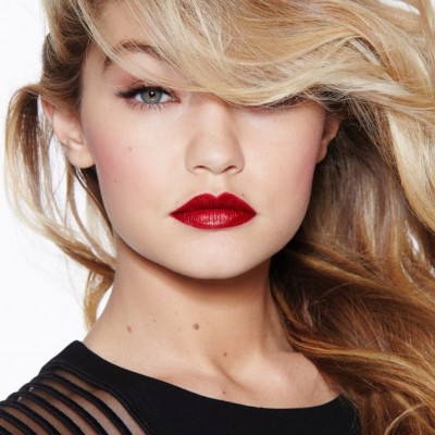 Gigi Hadid: Ποιο καλλυντικό δεν αποχωρίζεται ποτέ από το χριστουγιαννιάτικο μακιγιάζ της;