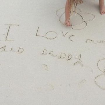 «Αγαπώ τη μαμά και τον μπαμπά» γράφει η κόρη των διάσημων γονιών