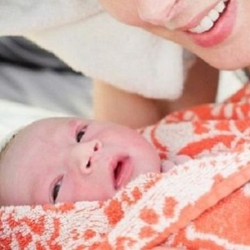 Σοκ για γνωστή ηθοποιό: Έπεσε από τα χέρια της νοσοκόμας ο γιος της και χτύπησε στο κεφάλι