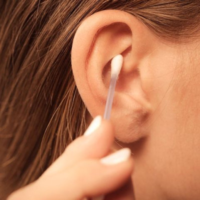 Σταματήστε να χρησιμοποιείτε μπατονέτες για το καθάρισμα των αυτιών, τονίζουν οι ειδικοί