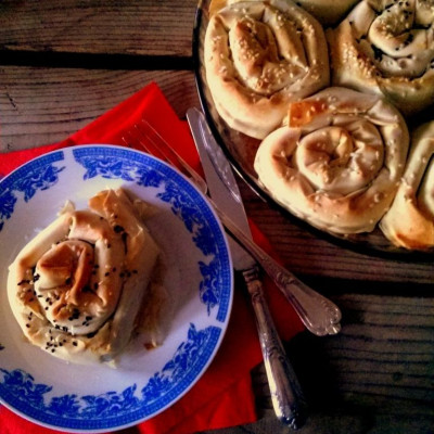 Ατομικά στριφτάρια κοτόπιτας με τραχανά