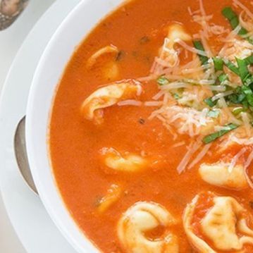 Βελουτέ σούπα με τορτελίνια, τομάτα και βασιλικό: Εύκολη και χορταστική!