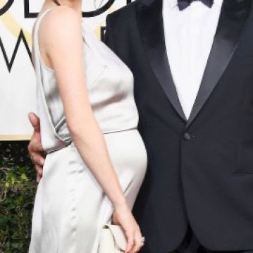 Συνοδεύοντας την εγκυμονούσα σύντροφό του στο κόκκινο χαλί