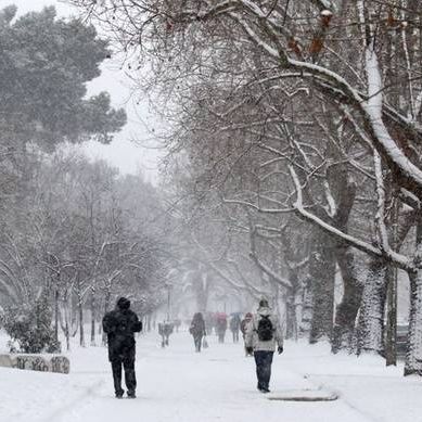 Καιρός ΤΩΡΑ: Καταφθάνει νέος χιονιάς – Θαμμένη στο χιόνι η χώρα – Πού χιονίζει