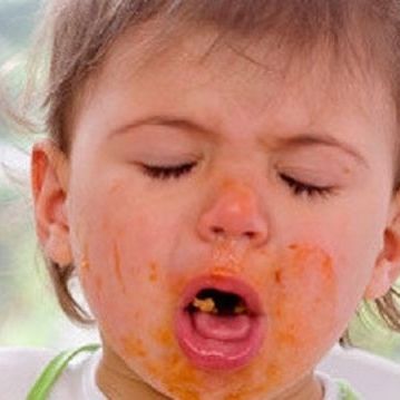 Γνωρίζετε τι πρέπει να κάνετε όταν το παιδί σας πνίγεται από φαγητό; Δείτε το βίντεο