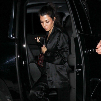 Ποια Kim; Η Kourtney Kardashian χτυπάει κόκκινο με την αποκαλυπτική της εμφάνιση