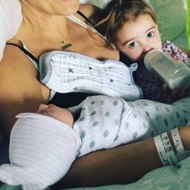 Βγήκε από το μαιευτήριο, επέστρεψε στο σπίτι και τα παιδιά της γνώρισαν τον νεογέννητο αδερφό τους