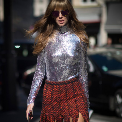 Πώς να καθαρίσεις ρούχα με παγιέτες, γούνα και φτερά τώρα που πέρασαν οι γιορτές