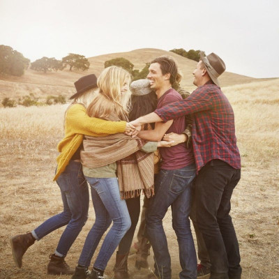 Γιορτάστε κι εσείς την αγκαλιά... Κάνει καλό στην υγεία!