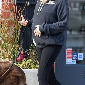 Στυλάτη ακόμη και με τα αθλητικά της και την φουσκωμένη της κοιλίτσα!