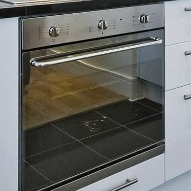 Γνωρίζετε σε τι χρησιμεύει το συρτάρι κάτω από τον φούρνο σας; (vid)