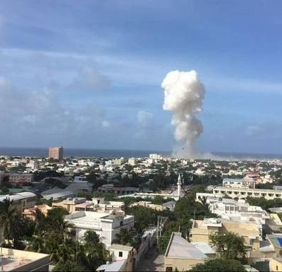 Ισχυρές εκρήξεις σε ξενοδοχείο στο Μογκαντίσου – Πολλοί δημοσιογράφοι τραυματίες (Pics+Vid)