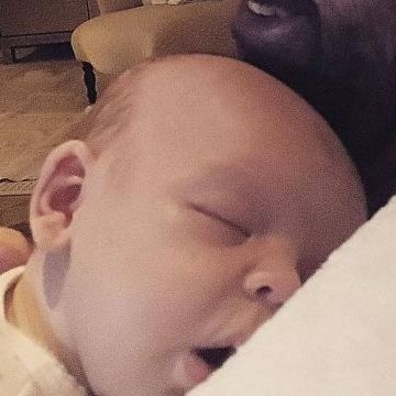 Γιόρτασε τα γενέθλιά του αγκαλιά με τον ενός μηνός γιο του!