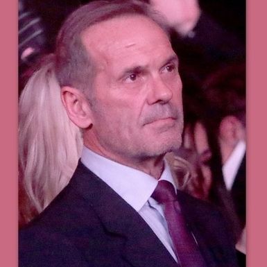 Κωστόπουλος: Περιτριγυρισμένος από συγγενείς και φίλους στο «τελευταίο αντίο» στη μητέρα του (φωτό)