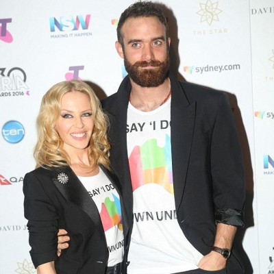 Δεν πάει ο νους σου! Το απίστευτο δώρο που έκανε η Kylie Minogue στον πρώην της, Joshua Sasse