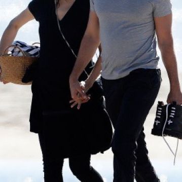 Στην παραλία με τον σύντροφό της, φορώντας μαύρα για να κρύψει τη φουσκωμένη της κοιλίτσα