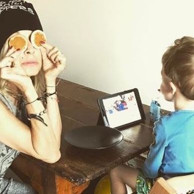 Η γιαγιά Βίσση παίζει με το εγγόνι της