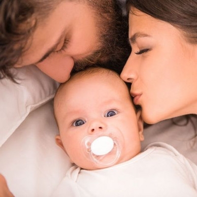 Κοιμίζετε το μωρό στο κρεβάτι σας; Δείτε από τι κινδυνεύει