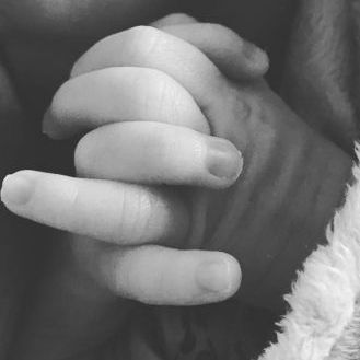 Γνωστό ζευγάρι ένα μήνα μετά τη γέννηση του γιου του, δημοσίευσε την πρώτη του φωτογραφία