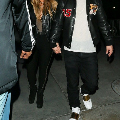 Είναι επίσημο! Η διάσημη τραγουδίστρια μόλις επιβεβαίωσε τη σχέση της με τον νεαρό χορευτή