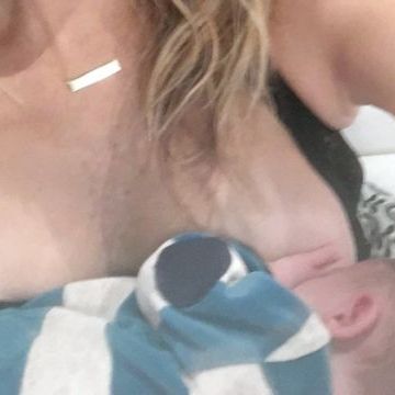 Με πρησμένα μάτια και μαύρους κύκλους θηλάζει μέσα στη νύχτα τον ενός μηνός γιο της η γνωστή μαμά