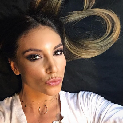 Η Αθηνά Οικονομάκου μας δείχνει το πιο απλό outfit για στυλάτες εμφανίσεις