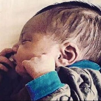 Γνωστός τραγουδιστής έγινε μπαμπάς και μας συστήνει τον γιο του!