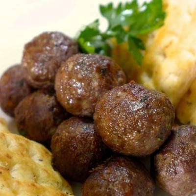 Τα 2 μαμαδίστικα μυστικά για να βγαίνουν τα κεφτεδάκια σου πιο αφράτα & τραγανά από το τηγάνι