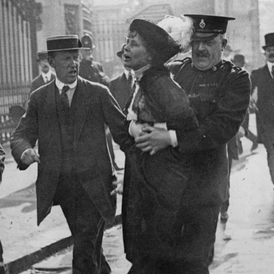 Κορίτσια, ξέρετε τι ακριβώς γιορτάζετε σήμερα;