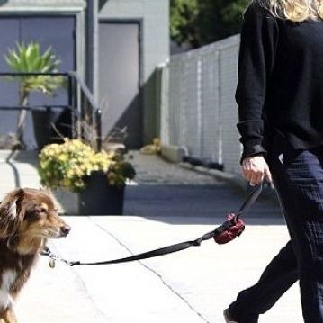 Γνωστή ηθοποιός χωρίς μακιγιάζ και υπερβολές απολαμβάνει την βόλτα της λίγο πριν γεννήσει