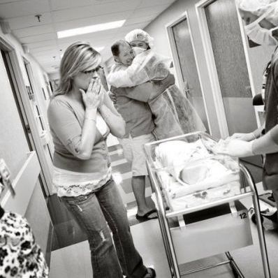 Συγκινητικές φωτογραφίες με γιαγιάδες και παππούδες που αντικρίζουν για πρώτη φορά τα εγγόνια τους