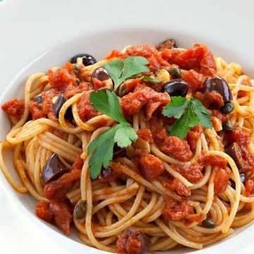 Σπαγκέτι α λα πουτανέσκα: Ατακτη, σιτσιλιάνικη συνταγή!