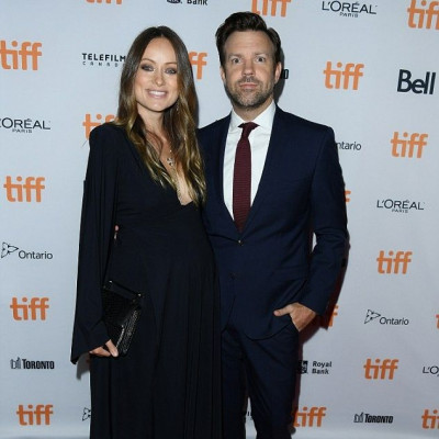 Έγκυος ξανά; Η Olivia Wilde κυκλοφορεί με φουσκωμένη την κοιλίτσα και είναι πιο όμορφη από ποτέ