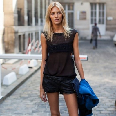 Oι σκούρες αποχρώσεις είναι ό,τι καλύτερο μπορείς να φορέσεις το καλοκαίρι