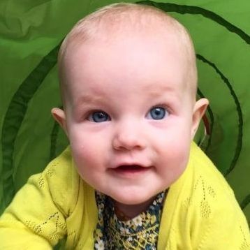 Γνωστός ηθοποιός μας δείχνει την κόρη του για πρώτη φορά, ένα χρόνο μετά τη γέννηση της