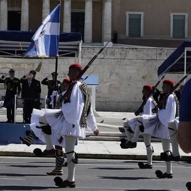 25η Μαρτίου - Παρέλαση: «Σείστηκε» η Αθήνα με τους Εύζωνες (vid)