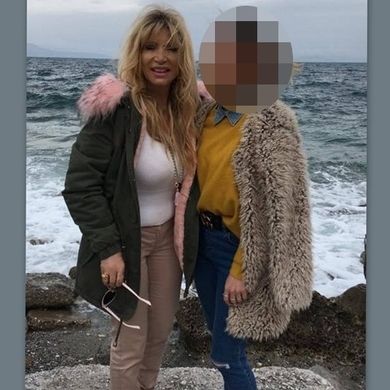 Ποζάρει αγκαλιά με τη μητέρα της η…