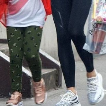 Η μικρή fashionista πίνει υγιεινούς χυμούς σαν τη μαμά...