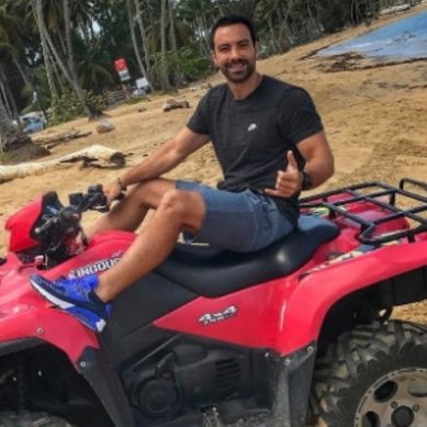 Ο Τανιμανίδης μοιράζεται από τον Άγιο Δομίνικο αναμνήσεις μαζί μας! Ντυμένος τσολιάς στη Βοστώνη!