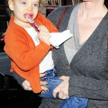 Γνωστή ηθοποιός απέκτησε μια κόρη μέσω παρένθετης μητέρας-10 χρόνια μετά εξομολογείται