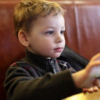 «Αφήνετε τα παιδιά να χρησιμοποιούν ηλεκτρονικά στο εστιατόριο;» Τι απαντούν οι γονείς