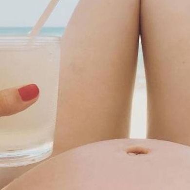 Τρεις μήνες μετά τα νέα της εγκυμοσύνης της μας δείχνει για πρώτη φορά τη φουσκωμένη της κοιλίτσα