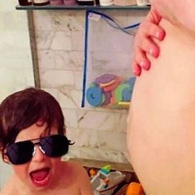 Χθες ανακοίνωσε την εγκυμοσύνη της και σήμερα φωτογραφίζεται γυμνή δείχνοντάς μας την κοιλίτσα